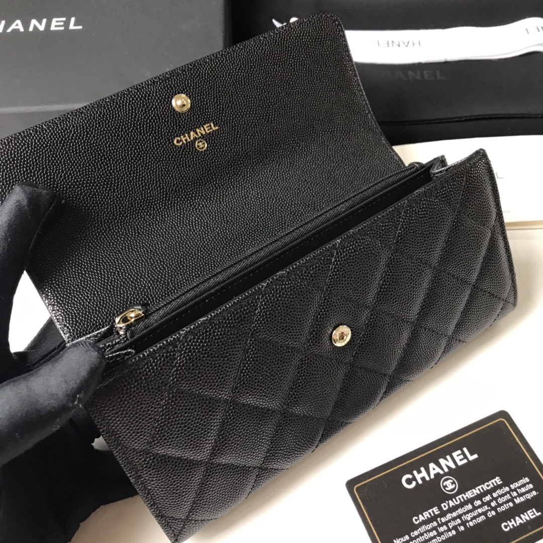 Chanel 新款小香盖头长夹到货 采用一半皮带编织一半镀金雕花大五金 菱格纹路 摄 细节美到淋漓尽致 尺寸：19