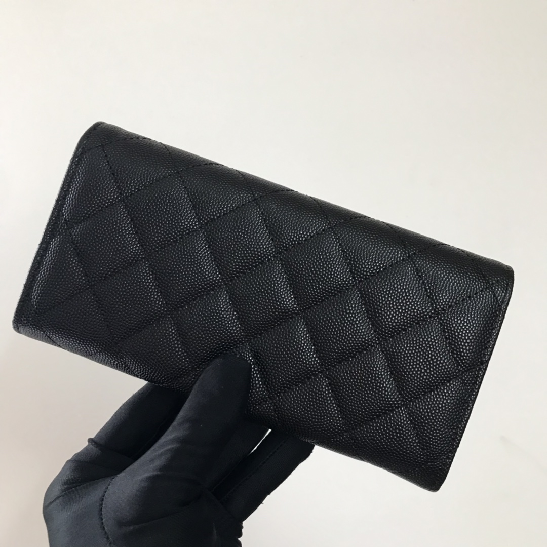 Chanel 新款小香盖头长夹到货 采用一半皮带编织一半镀金雕花大五金 菱格纹路 摄 细节美到淋漓尽致 尺寸：19