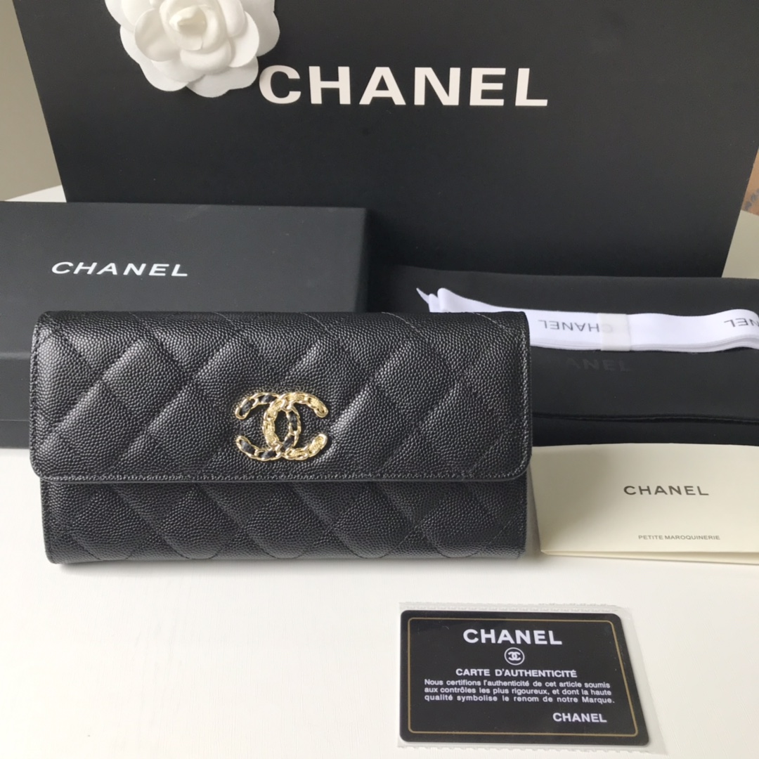 Chanel 新款小香盖头长夹到货 采用一半皮带编织一半镀金雕花大五金 菱格纹路 摄 细节美到淋漓尽致 尺寸：19