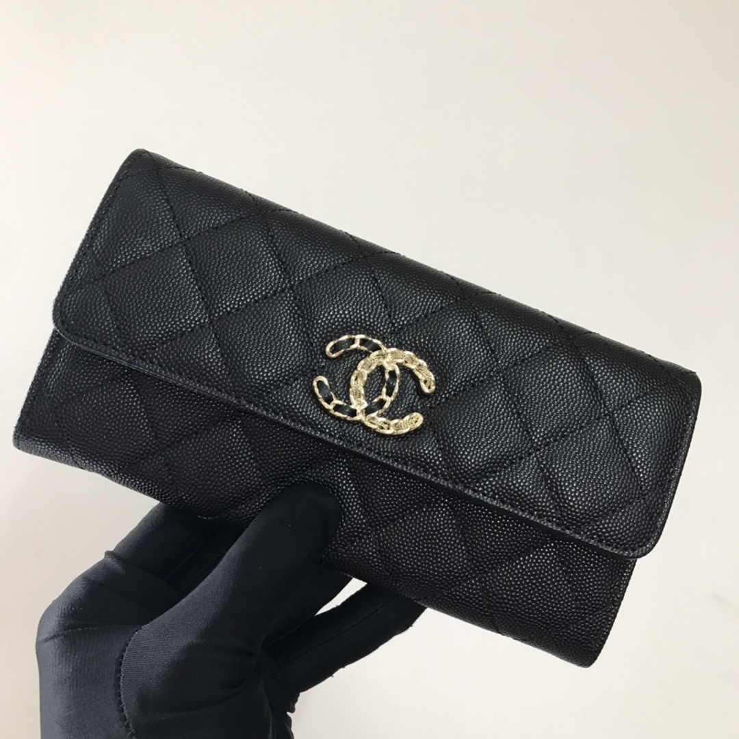 Chanel 新款小香盖头长夹到货 采用一半皮带编织一半镀金雕花大五金 菱格纹路 摄 细节美到淋漓尽致 尺寸：19