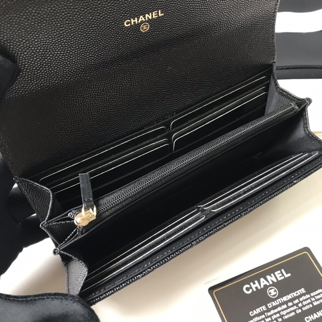 Chanel 新款小香盖头长夹到货 采用一半皮带编织一半镀金雕花大五金 菱格纹路 摄 细节美到淋漓尽致 尺寸：19