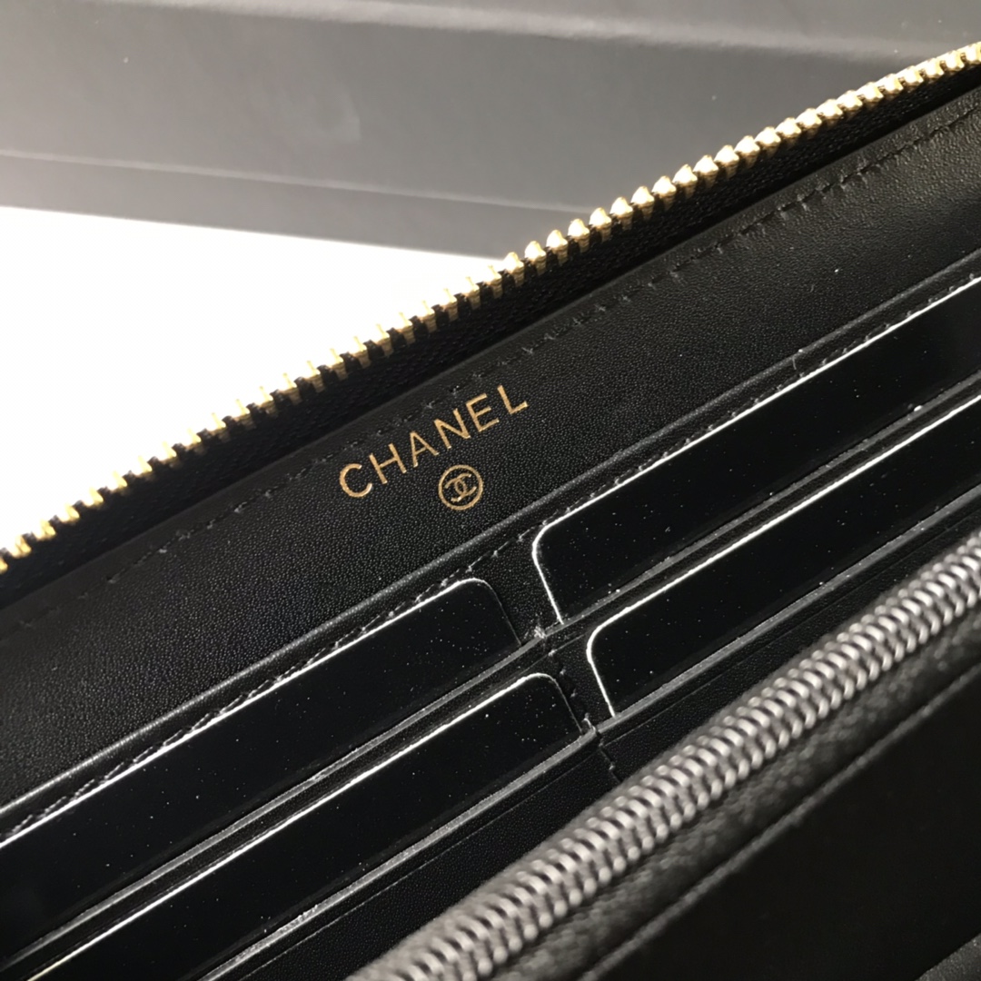 Chanel 新款小香长款单拉 采用一半皮带编织一半镀金雕花大五金 菱格纹路 摄 细节美到淋漓尽致 尺寸：19