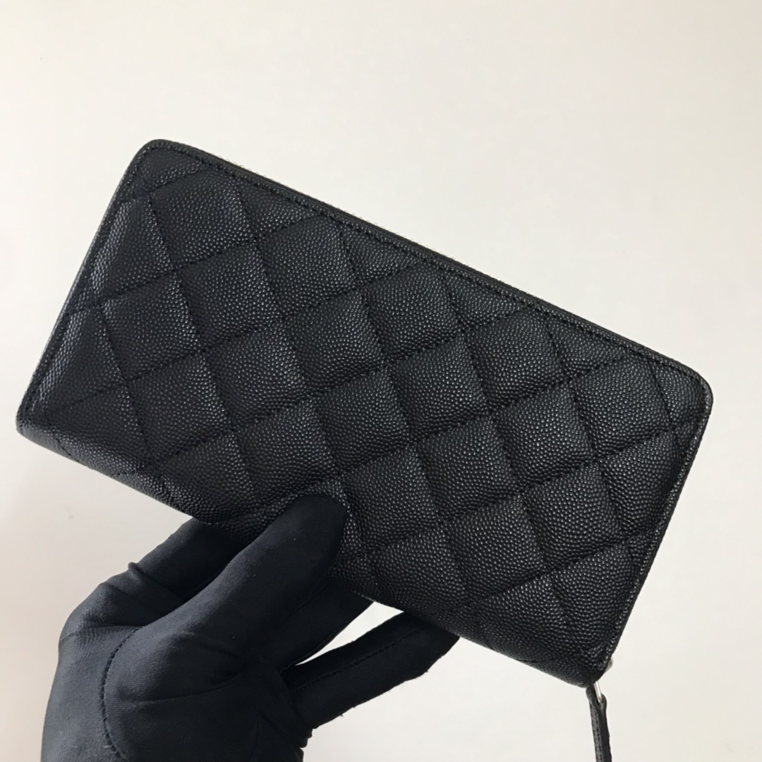 Chanel 新款小香长款单拉 采用一半皮带编织一半镀金雕花大五金 菱格纹路 摄 细节美到淋漓尽致 尺寸：19