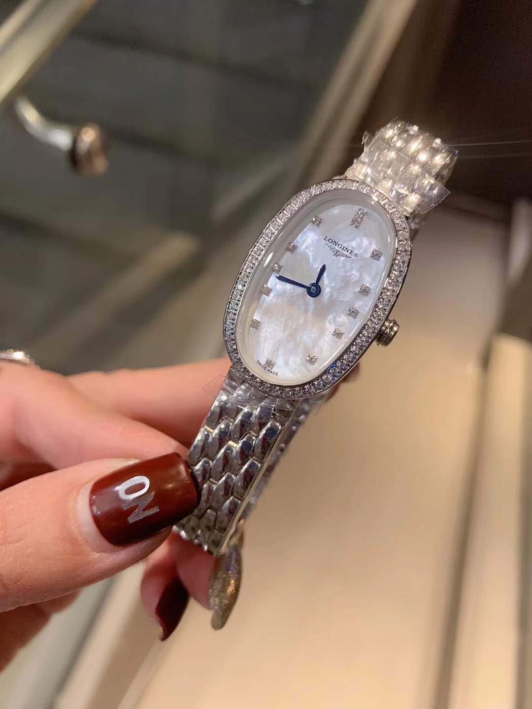 Longines 浪琴Symphonette圆舞曲系列腕表 珍珠贝母表盘上镶嵌钻石或罗马数字时标 尺寸23*32*9mm