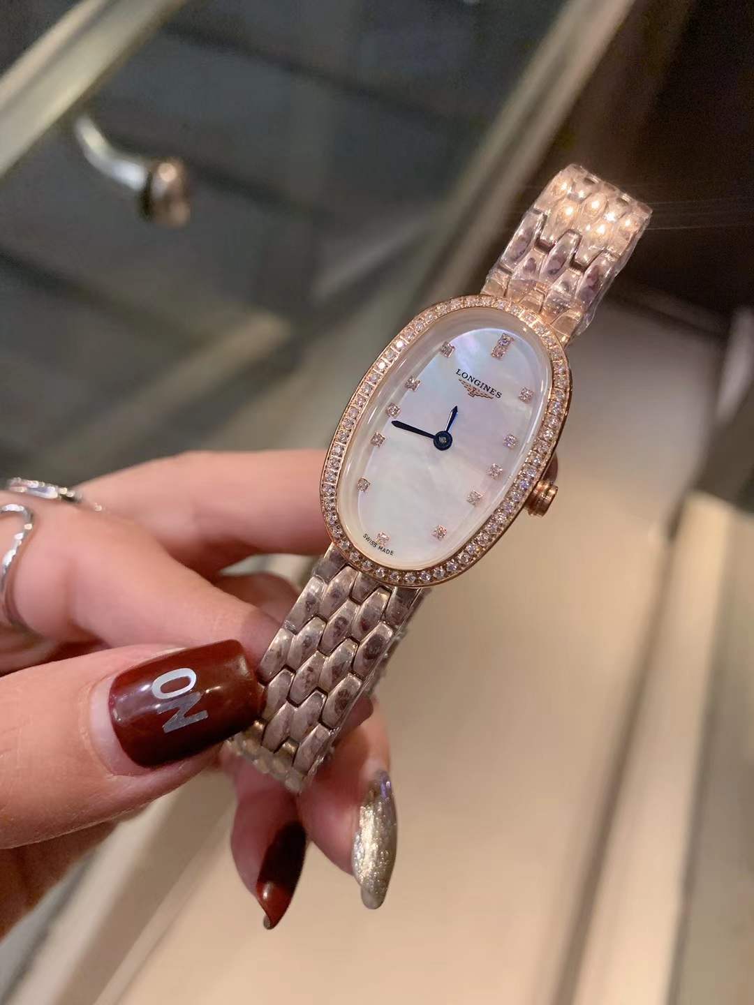 Longines 浪琴Symphonette圆舞曲系列腕表 珍珠贝母表盘上镶嵌钻石或罗马数字时标 尺寸23*32*9mm