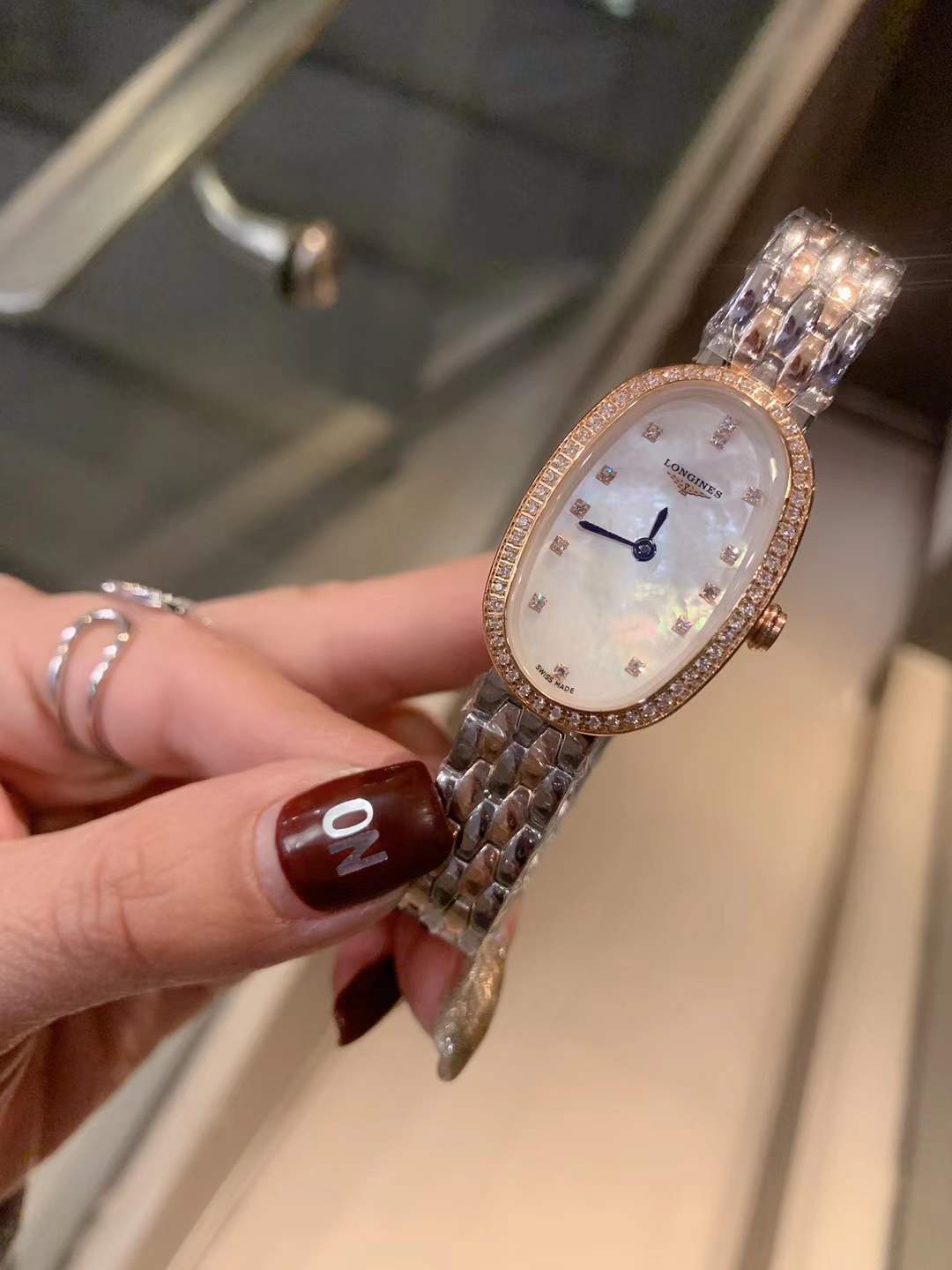 Longines 浪琴Symphonette圆舞曲系列腕表 珍珠贝母表盘上镶嵌钻石或罗马数字时标 尺寸23*32*9mm