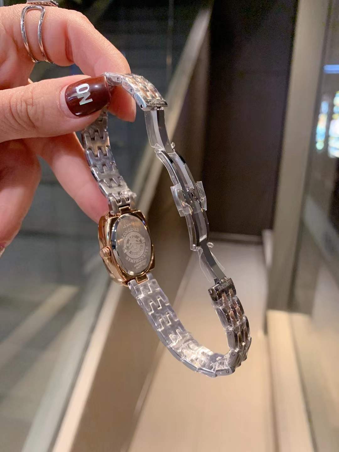 Longines 浪琴Symphonette圆舞曲系列腕表 珍珠贝母表盘上镶嵌钻石或罗马数字时标 尺寸23*32*9mm