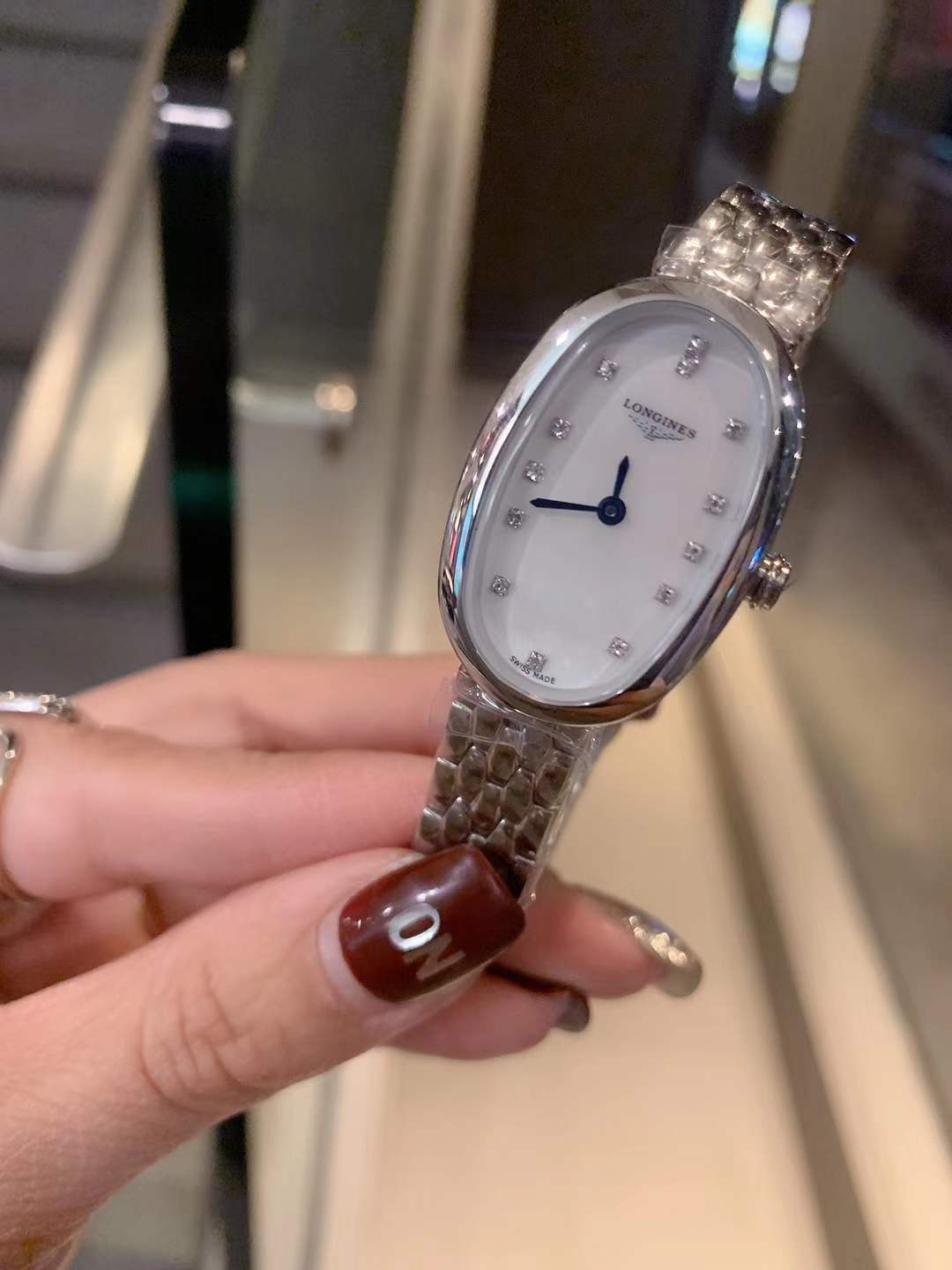 Longines 浪琴Symphonette圆舞曲系列腕表 珍珠贝母表盘上镶嵌钻石或罗马数字时标 尺寸23*32*9mm
