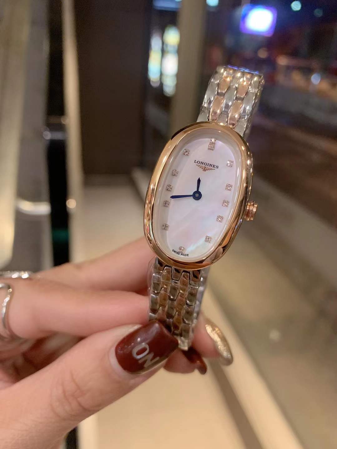 Longines 浪琴Symphonette圆舞曲系列腕表 珍珠贝母表盘上镶嵌钻石或罗马数字时标 尺寸23*32*9mm