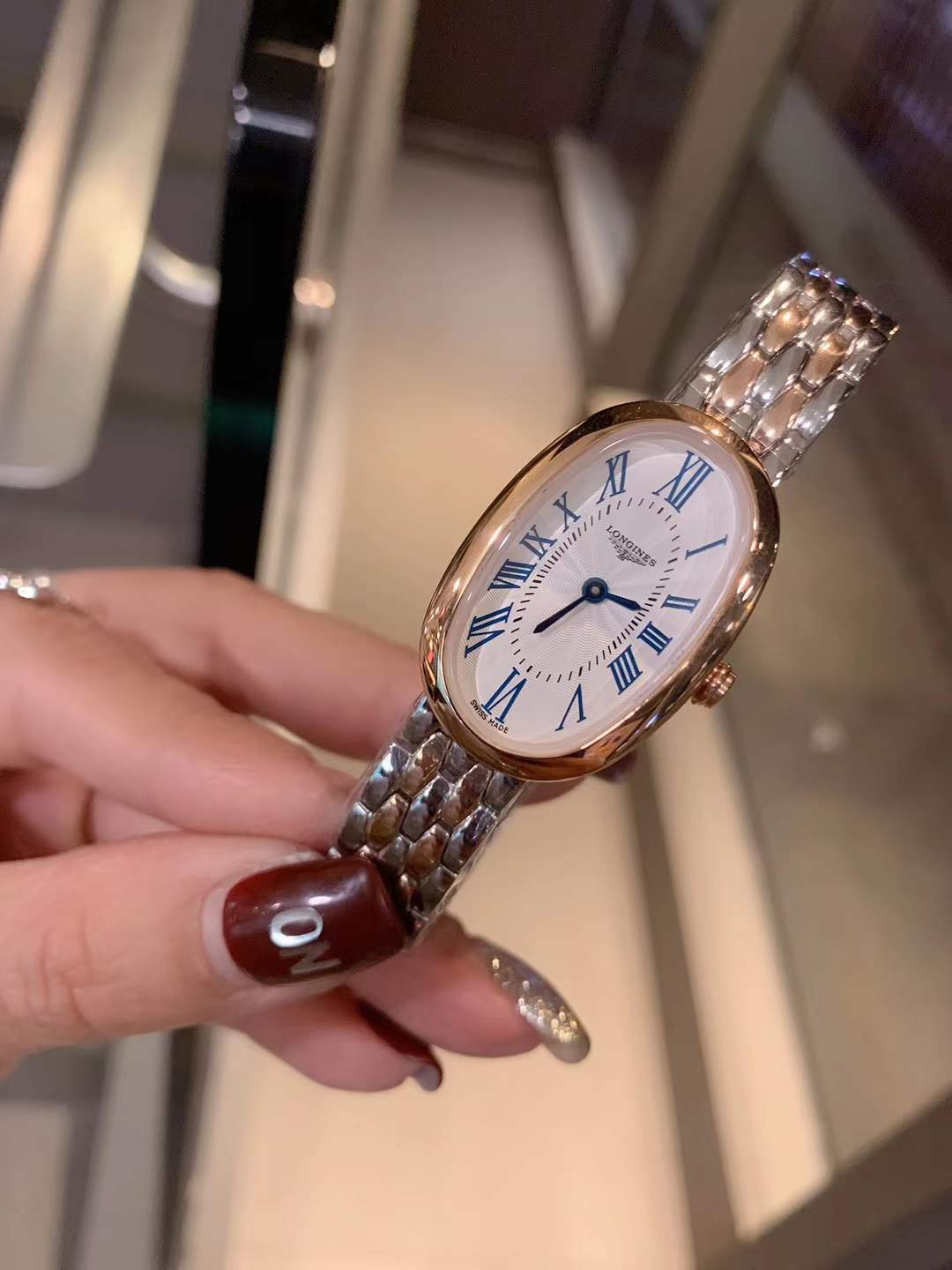 Longines 浪琴Symphonette圆舞曲系列腕表 珍珠贝母表盘上镶嵌钻石或罗马数字时标 尺寸23*32*9mm