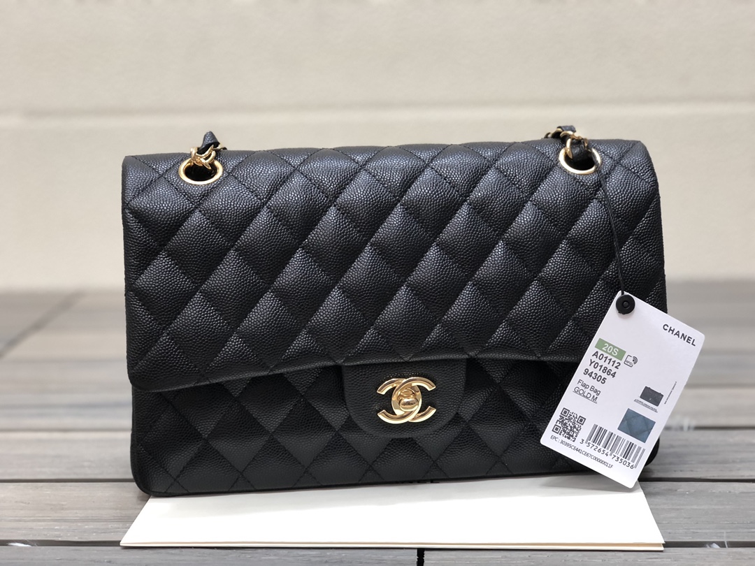 NO:338749,Super-grade original leather series Caviar ball pattern The appearance design of the CF series is simple and elegant, adopts a classic diamond stitching design and paired with a metal buckle with double C logo. The overall shape is fashionable and stable. Its bag shape is square and smooth, and it can show an elegant temperament whether it is a handheld, one shoulder or crossbody. Leather imported calf leather Hardware all-steel hardware. Model, cowhide19860909特级 原厂皮 系列 鱼子酱小球纹 CF系列的外观设计简洁而优雅,采用了经典的菱格纹缝线设计,搭配双C标志的金属扣 整体造型时尚而不失稳重 其包型方正,线条流畅,无论是手提、单肩还是斜挎,都能展现出优雅的气质 皮料进口小牛皮 五金全钢五金 . 型号,,cowhide,Bag