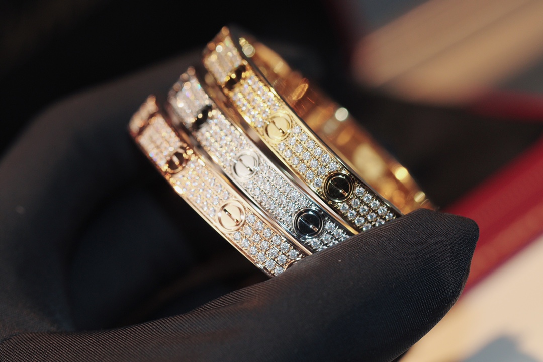 NO:632775,Newly shot Tuka love bracelet wide version, hard goods, classic simple bracelet, very fashionable and easy to wear, will never go out of style. The entire CNC five-axis fine carving, including the entire embryonic stone position, claws, and screws, are all finely carved. It has been done for so long.  To distinguish it from market products, there are very few people in the entire market who make this kind of fine carving. They are basically covered with membranes. The small circles are very shallow, and the frosted inside is of low grade. We are not like that. Every knife edge is very deep and clear. You can wear it.  Compared with the real thing, it is very similar. The silver is relatively soft, and deep carvings can only be done by precision engraving machines. Moreover, our electroplating color is the same as the original one. Many products I have compared do not have this color. Our claws are neat and clear, which cannot be achieved by other products in the market. Please compare and consider this one. The design of the big brand is really simple and elegant, and will not go out of date. The material is V gold thick gold 1 meter 17cm, 88550, bracelet, Cardia high-end jewelry.19860909新拍图卡love手镯宽版,硬货哦经典款简约手镯,超多时髦精戴,永远不会过时款整个CNC五轴精雕,包括整个胚石位以及爪子,螺丝,全都是精雕出来,做了这么久肯定要和市场货区分开来,整个市场都很少有人做这款精雕,基本上都是套膜,那个小圈圈做的都很浅,里面是磨砂的档次很低,我们不是哦,每一个刀口都很深很清晰,你们戴了可以和真货对比,是很像很像的,银比较软,深的刻痕只有精雕机可以完成.而且我们的电镀色泽也和原版一样,这个我对比过很多家都没有这种色泽.我们的爪子整齐清晰,都是其他市场货办不到的,大家多对比看看,多考虑这款,大牌的设计真的简约大方,不会过时,材质通体V金厚金1咪17cm,88550,,bracelet,卡迪亚高端饰品,Jewelry