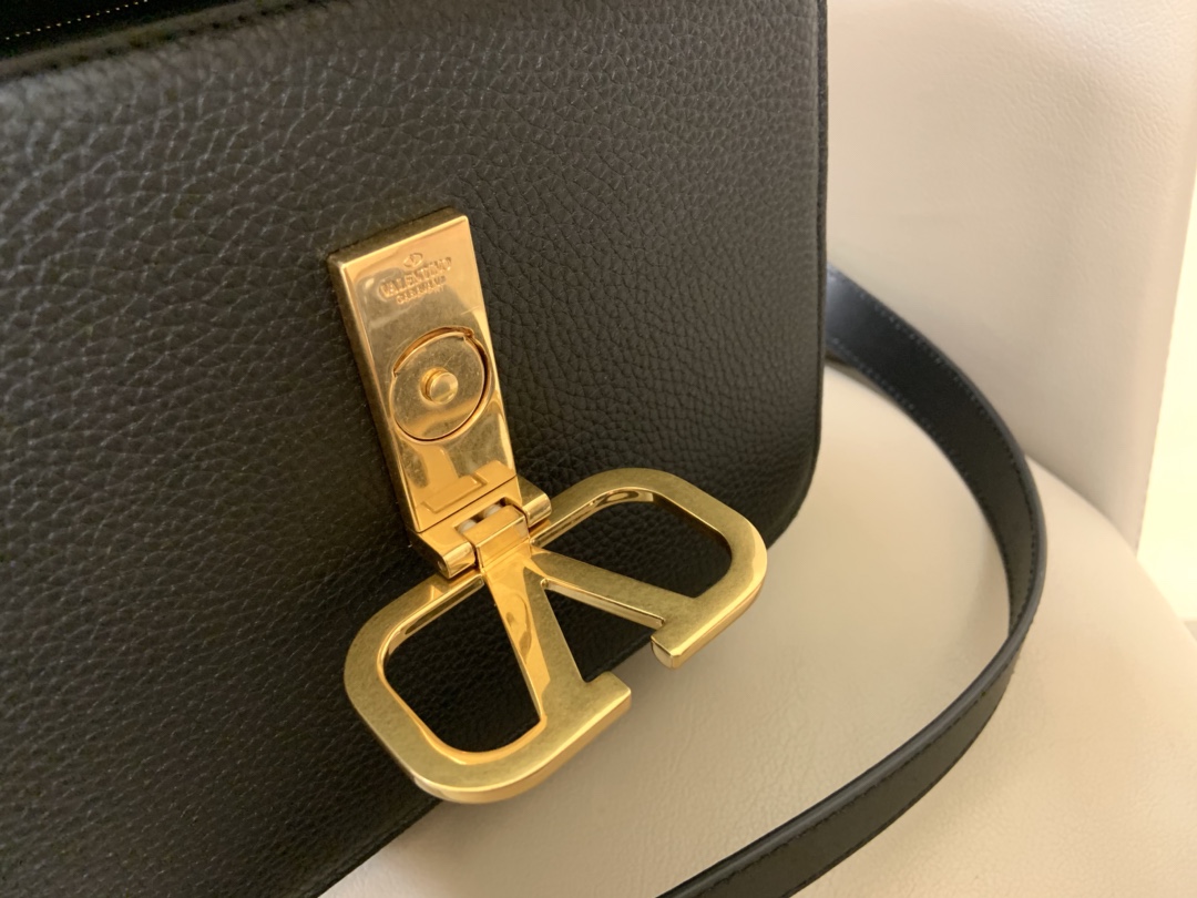 Valentino华伦天奴进口摔纹牛皮肩背包0074L