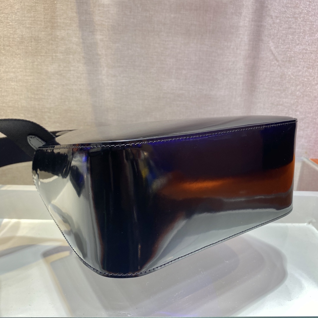 PRADA普拉达亮面皮革手提包1BA320