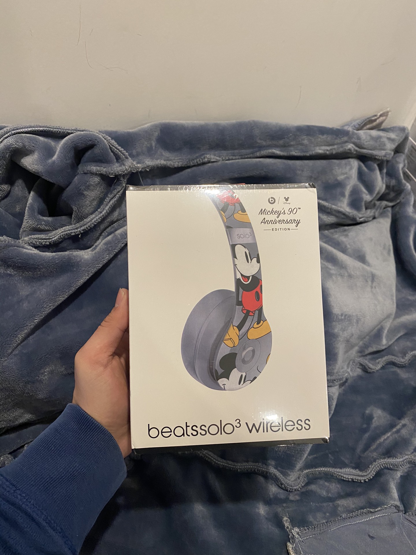 本地批💰65 Beats Solo3 米奇米老鼠限定款 独特的喷绘设计 使图案更清晰 完美适配苹果手机 安卓手机通用!音质也是浓浓的beats渲染 官网售价2000➕ 让喜欢戴耳机的消费者望而却步,先行版虽然没有正式版配置丰富,但是性价比超高,然而这个系列的耳机🎧音质都是一流的!售出0⃣售后!大家可以毫无压力的自留,送人都不丢面!