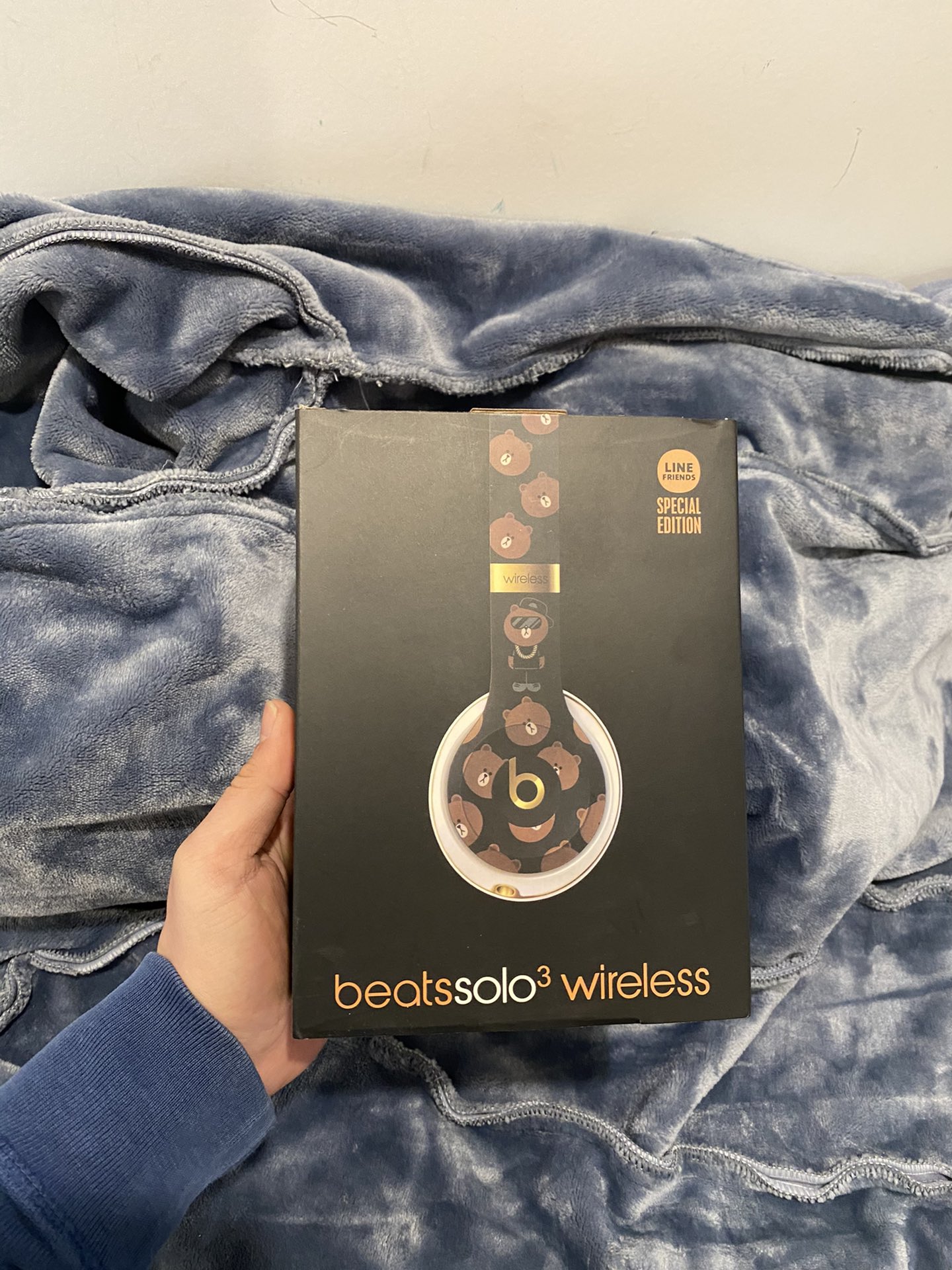 本地批💰65 Beats Solo3 布朗熊限定款 独特的喷绘设计 使图案更清晰 完美适配苹果手机 安卓手机通用!音质也是浓浓的beats渲染 官网售价2000➕ 让喜欢戴耳机的消费者望而却步,先行版虽然没有正式版配置丰富,但是性价比超高,然而这个系列的耳机🎧音质都是一流的!售出0⃣售后!大家可以毫无压力的自留,送人都不丢面!