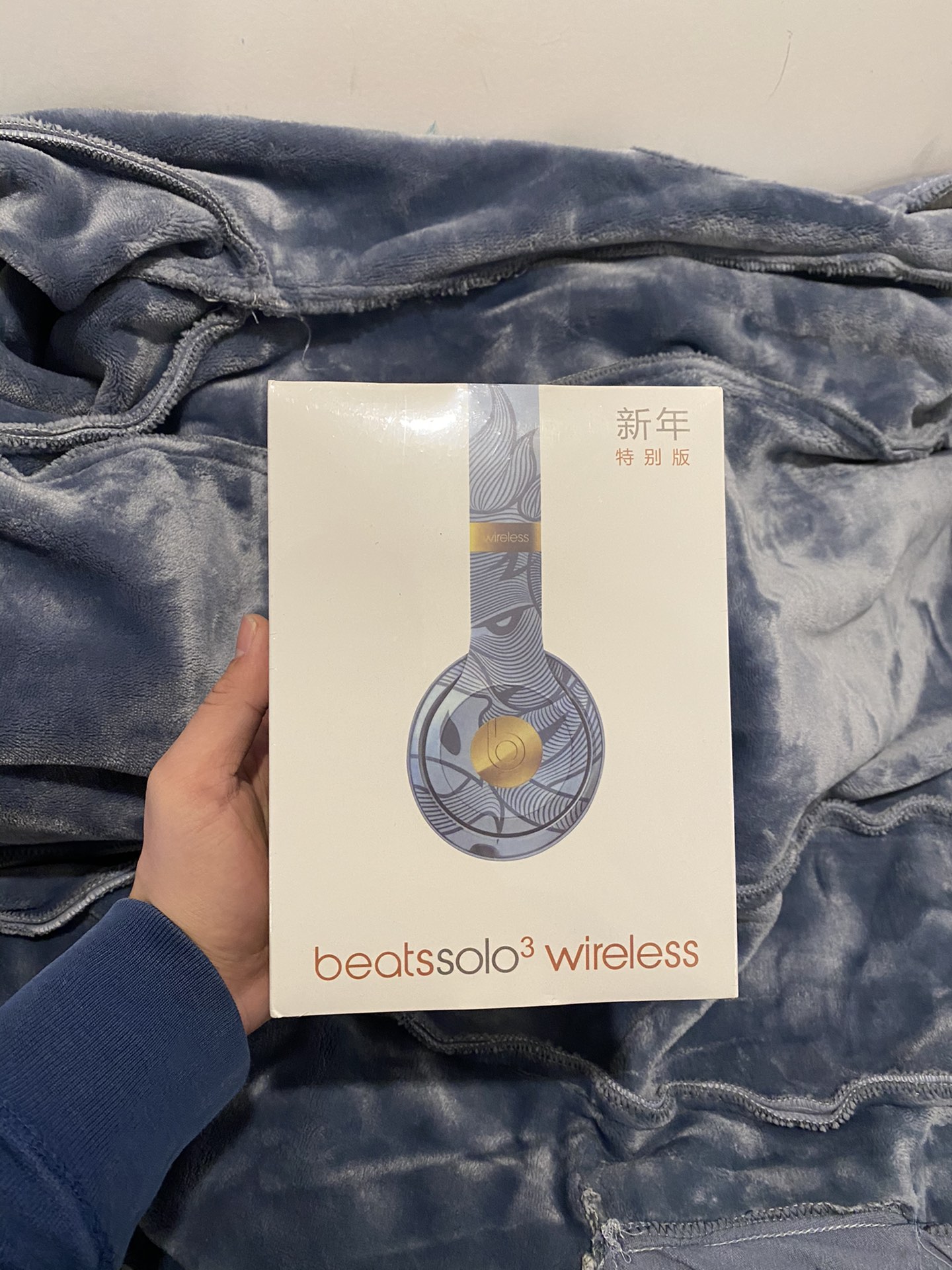 本地批💰65 Beats Solo3 野猪年限定款 独特的喷绘设计 使图案更清晰 完美适配苹果手机 安卓手机通用!音质也是浓浓的beats渲染 官网售价2000➕ 让喜欢戴耳机的消费者望而却步,先行版虽然没有正式版配置丰富,但是性价比超高,然而这个系列的耳机🎧音质都是一流的!售出0⃣售后!大家可以毫无压力的自留,送人都不丢面!