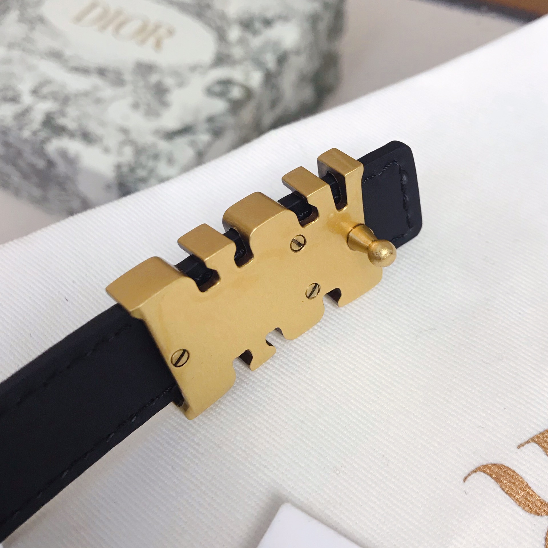 迪奥渠道货热门款！100％渠道订单 带身宽度2.0“D-Fence”小牛皮配复古金属“DIOR”标志。皮