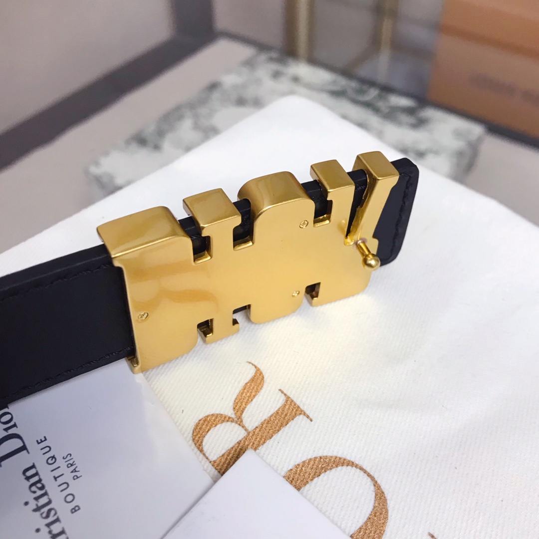 迪奥渠道货热门款！100％渠道订单 带身宽度3.0“D-Fence”小牛皮配复古金属“DIOR”标志。皮