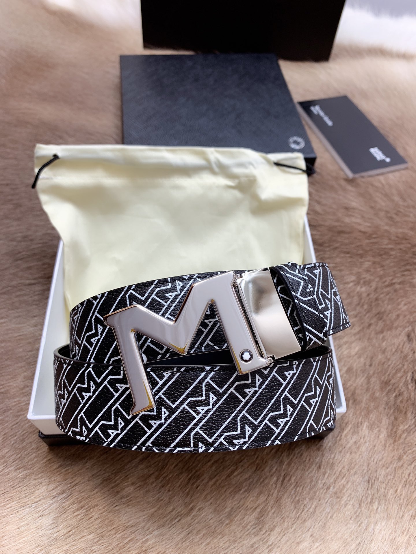 支持NFC芯片扫描
🎁批¥140配全套专柜包装
🎁品牌:万宝龙
🎁扣头材质:精品实心扣
🎁产品详情:Montblanc万宝龙 宽3.5cm 进口双面牛皮 百分百专柜纯铜扣 一带两用 时尚大气 成功男士的必备品 送礼佳品 自行裁剪尺码 扣头可随意搭配!