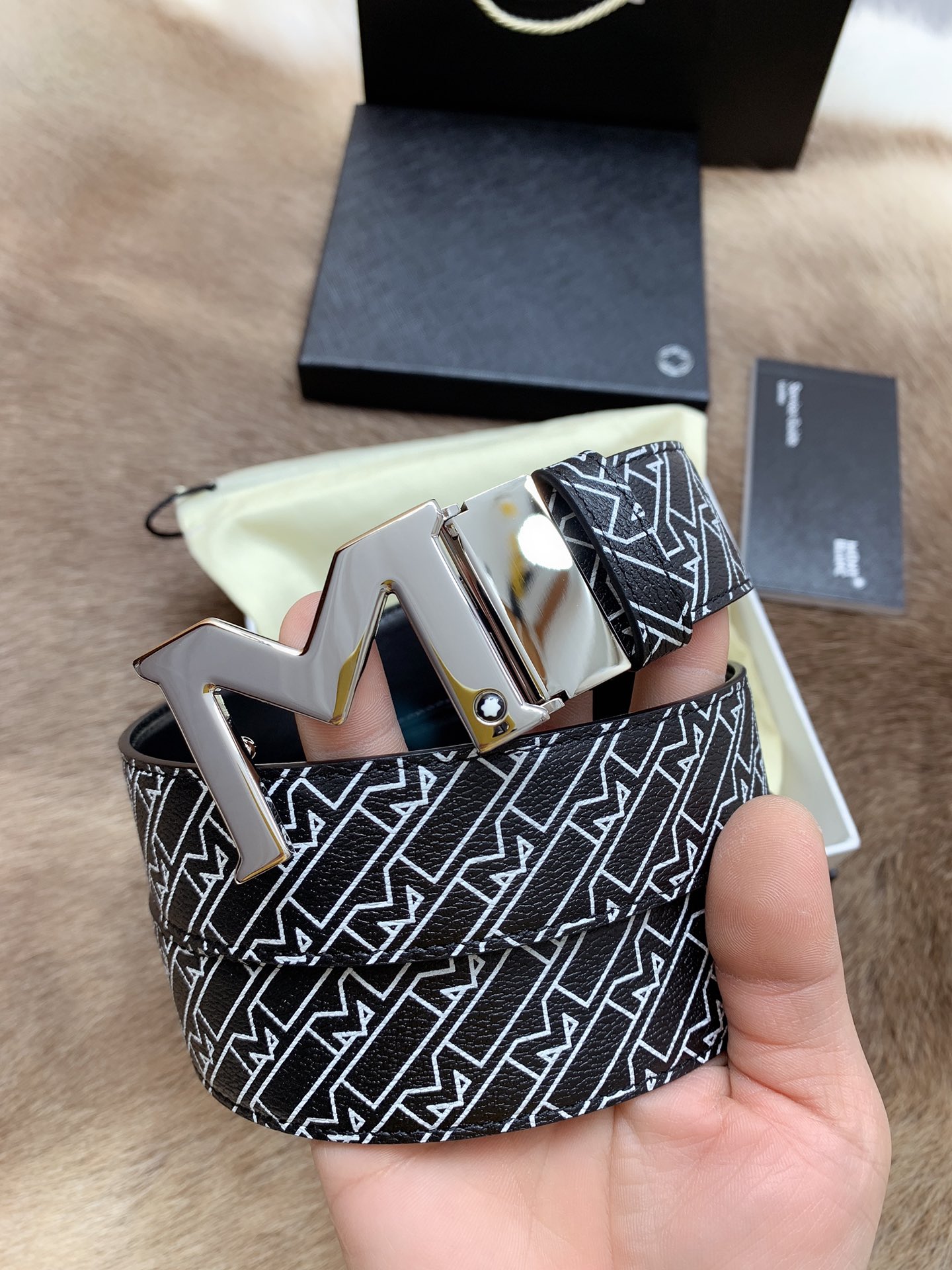 支持NFC芯片扫描
🎁批¥140配全套专柜包装
🎁品牌:万宝龙
🎁扣头材质:精品实心扣
🎁产品详情:Montblanc万宝龙 宽3.5cm 进口双面牛皮 百分百专柜纯铜扣 一带两用 时尚大气 成功男士的必备品 送礼佳品 自行裁剪尺码 扣头可随意搭配!