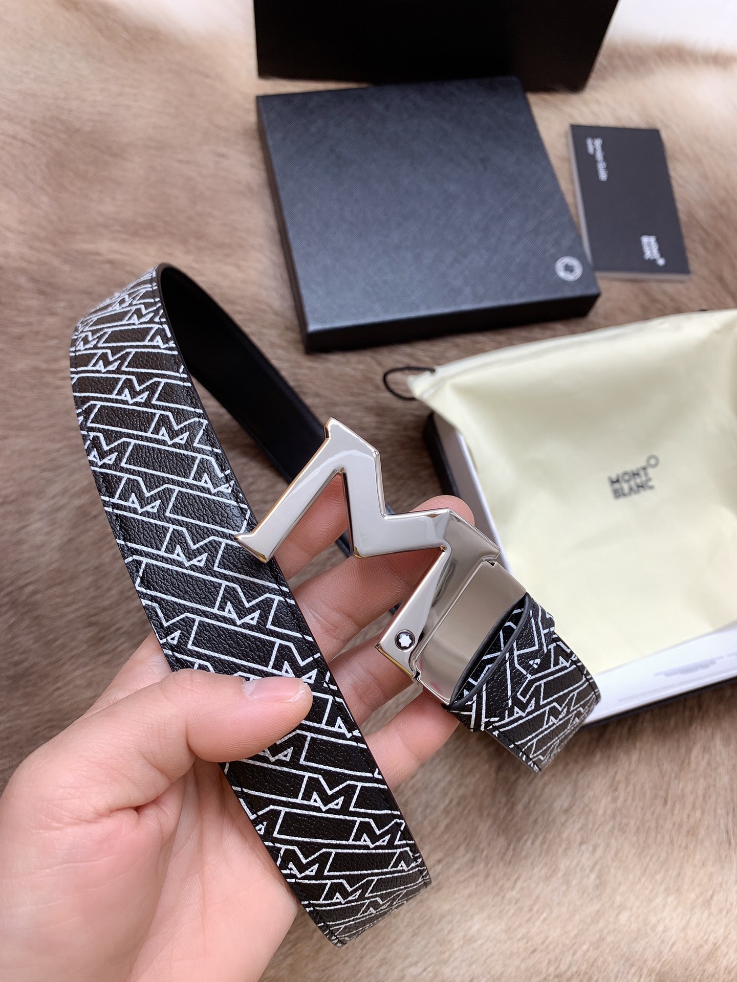 支持NFC芯片扫描
🎁批¥140配全套专柜包装
🎁品牌:万宝龙
🎁扣头材质:精品实心扣
🎁产品详情:Montblanc万宝龙 宽3.5cm 进口双面牛皮 百分百专柜纯铜扣 一带两用 时尚大气 成功男士的必备品 送礼佳品 自行裁剪尺码 扣头可随意搭配!
