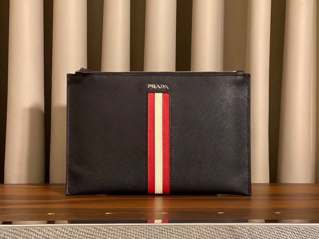 J0 男士手包 2NG001R 十字纹 牛皮 车线细腻 顶级皮拉头 黑配红 尺寸 26x17cm 配礼品盒