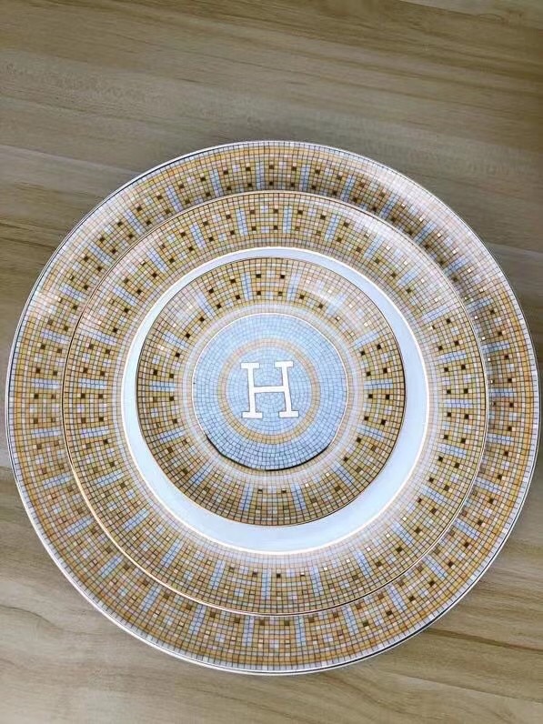 Hermès 70-Piece Bone China Dinnerware Set - Comprehensive 4