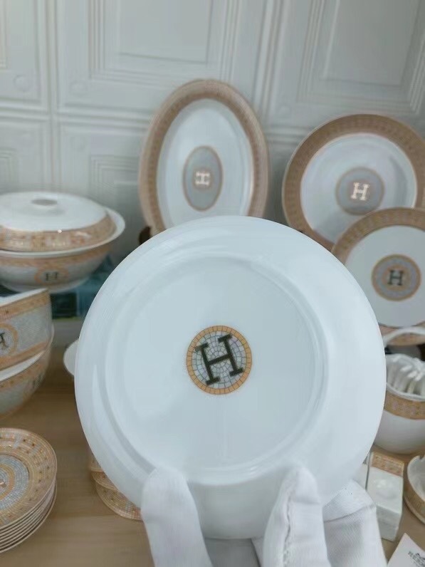 Hermès 70-Piece Bone China Dinnerware Set - Comprehensive 7
