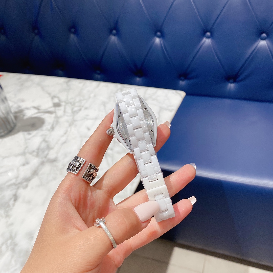 “Chanel J12 Quartz Watch: High-Quality Ceramics in 399 Degrees” - 图片 6