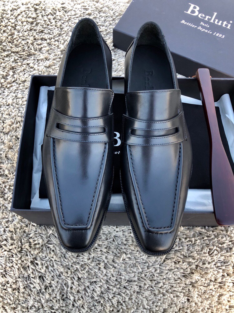 NO:897895,The world's most expensive shoes were finally shipped, with the slogan 'When shoes have a soul'. It was born in France in 2011 and has since begun the world journey of this legendary men's shoe family. As a century-old family name, there is only one designer and no more than 20 handmade shoe technicians. Each customized pair of shoes takes hours to complete by hand - the production volume is very small, so the price is expensive, which also ensures that each pair is a work of art.  ,Imported cowhide with hand-rubbed color, cowhide lining, imported genuine leather outsole, pure handcrafted perfect details 38/45,,cowhide,Leather soles19860909终于出货世界上最贵的鞋,宣传口号是 “When shoes have a soul”(当鞋有了灵魂).年诞生于法国,自此开始了这个传奇男鞋世家的世界之旅.作为一个百年的家族名品,只有一位设计师,不超过20位的手工制鞋技师,每定制一双鞋要手工花费个小时才能完成——出产量极少,所以价格昂贵,这也保证了每一双都是艺术品 ,进口牛皮穿手工擦色,内里牛皮,进口真皮大底,纯手工打造完美细节 38/45,,cowhide,Leather soles,Men's shoes