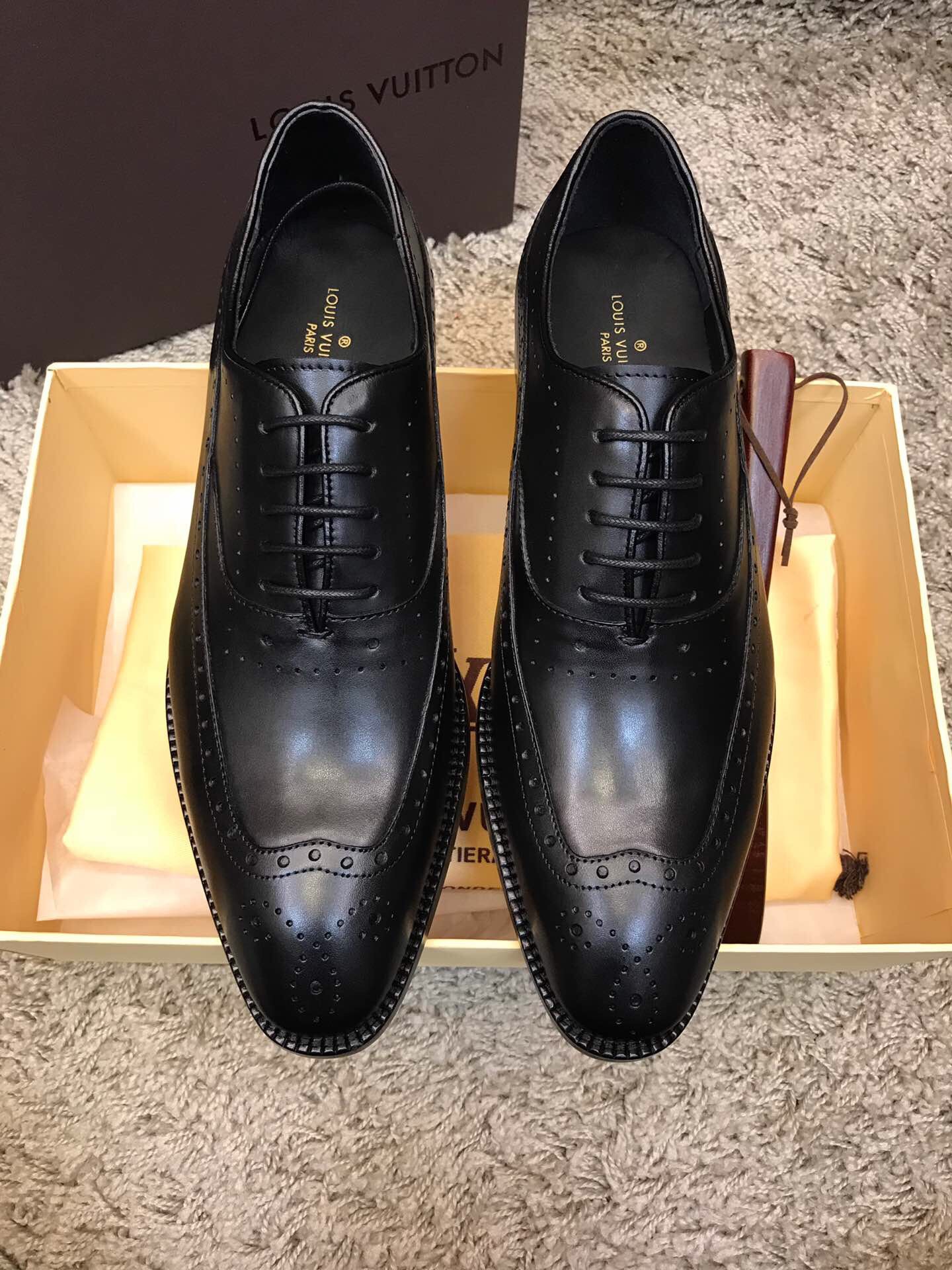 NO:349817,1V Donkey Brand, the latest top high-end authentic products this year, the top OEM factory has strict processes, using real cowhide large sole, original single material (authentic original cowhide sole) is truly top high-end goods, expensive, unparalleled quality, gentlemanly high-end style, dare you to control it! 38/45. Mahogany shoehorn, supports original single inspection;,,louis vuitton,cowhide198609091V 驴牌 批今年最新顶级高端正品出货,顶级代加工厂严格工序,釆用真正牛皮大底,原单材料（正品原厂牛皮底）真正顶级高档货,价位昂贵,质量无与伦比,绅士高档风所属,您敢驾驭吗!38/45.红木鞋拔,支持原单验货；,,louis vuitton,cowhide,Men's shoes