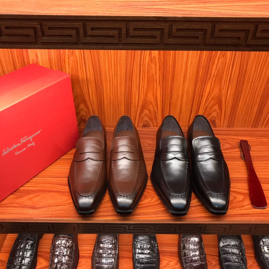 NO:275002,[Original single product] This year's latest model, high-end and high-quality imported original cowhide, soft and delicate, with excellent gloss, presenting an extraordinary luxury texture. The shoe body looks simple and elegant, and Love design injects some design beauty into the whole. Casual business, enjoy high-end taste 38/45;,,loafers,cowhide19860909【原单货】 今年最新款 高端精品进口原版牛皮制作,柔软细腻,光泽度极佳,呈现出非一般的奢华质感.鞋身外观简约大方,乐福设计为整体注入了些许的设计美感 休闲商务 尊享高端品味 38/45；,,loafers,cowhide,Men's shoes