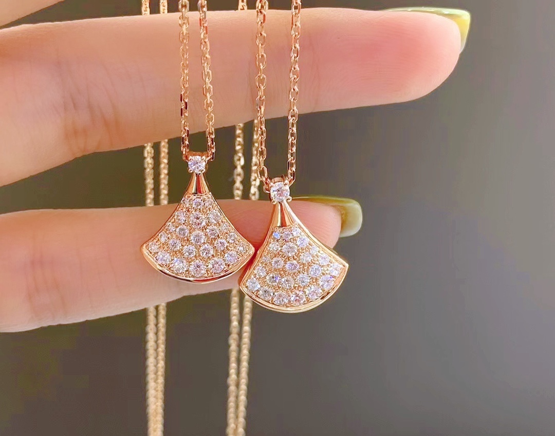 Pavé Diamond Fan Pendant Necklace - Comprehensive 2