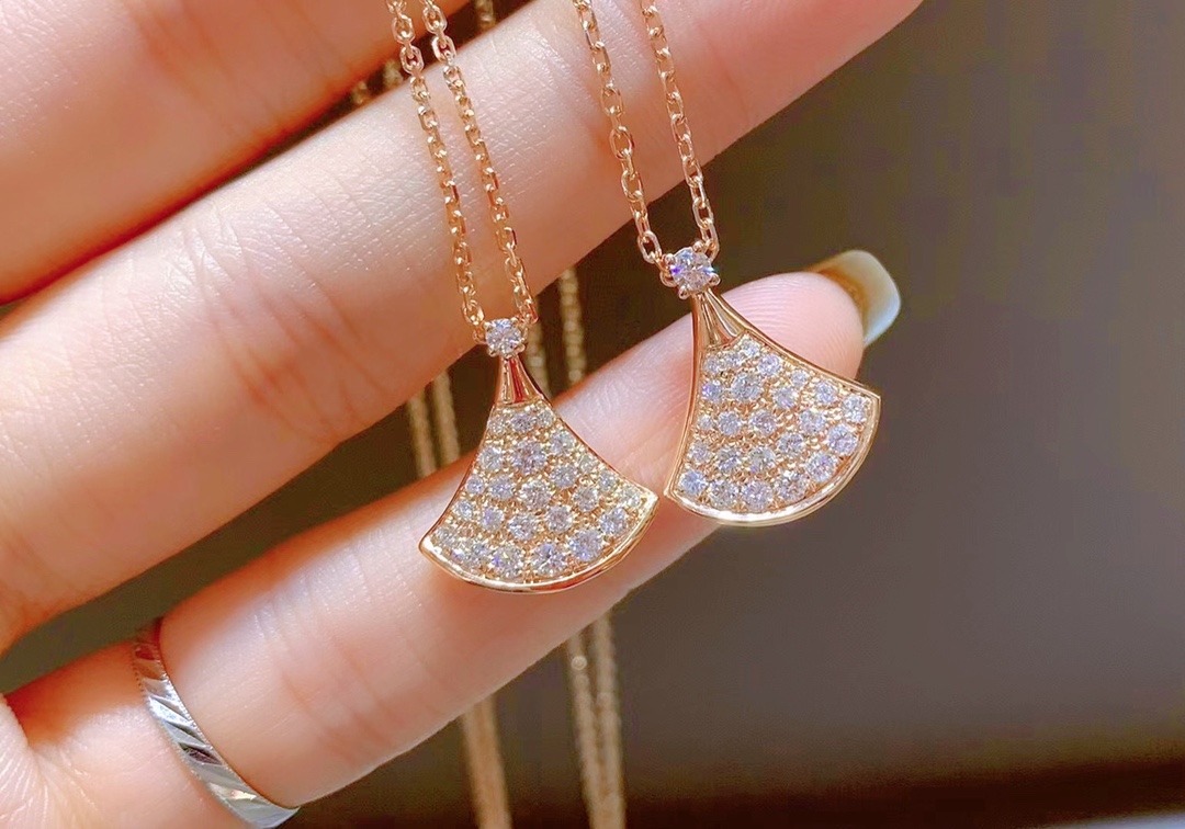 Pavé Diamond Fan Pendant Necklace - Comprehensive