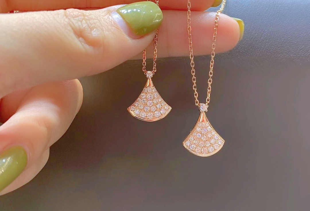 Pavé Diamond Fan Pendant Necklace - Comprehensive 3