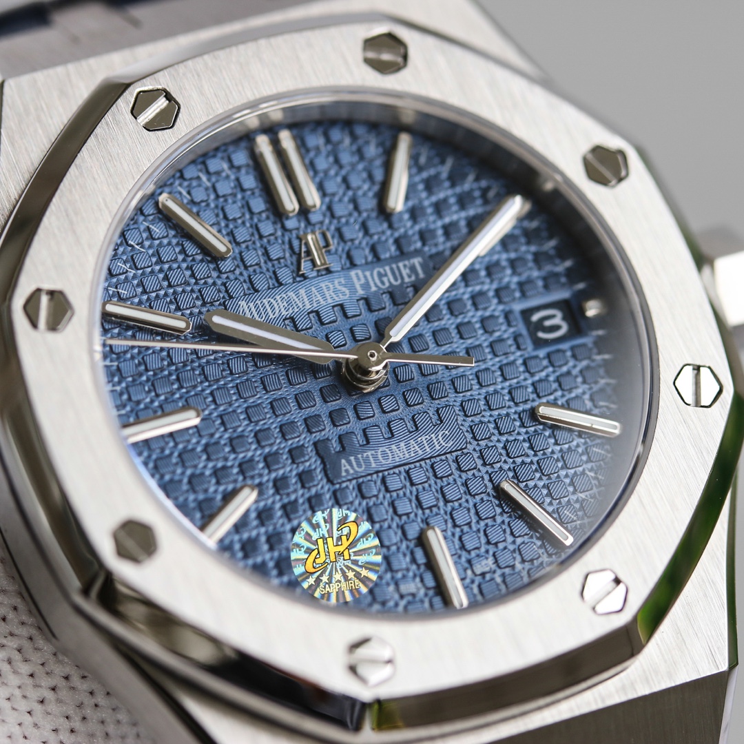 Audemars Piguet 全新呈现 1 圈口采用可拆卸结构 市场大部分版本圈口不能拆卸 2 升级解决厚度问题