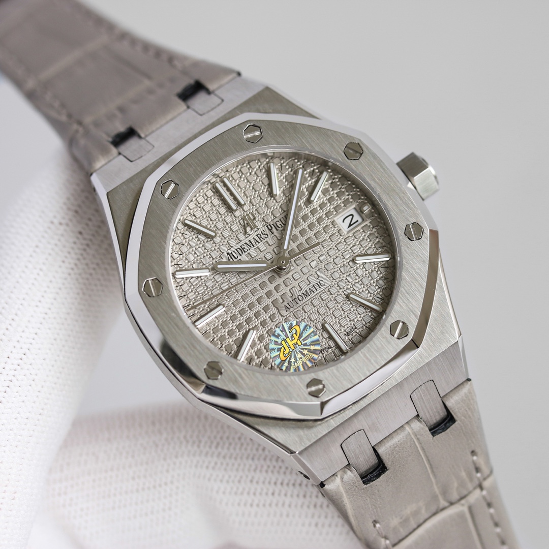 Audemars Piguet 全新呈现 1 圈口采用可拆卸结构 市场大部分版本圈口不能拆卸 2 升级解决厚度问题