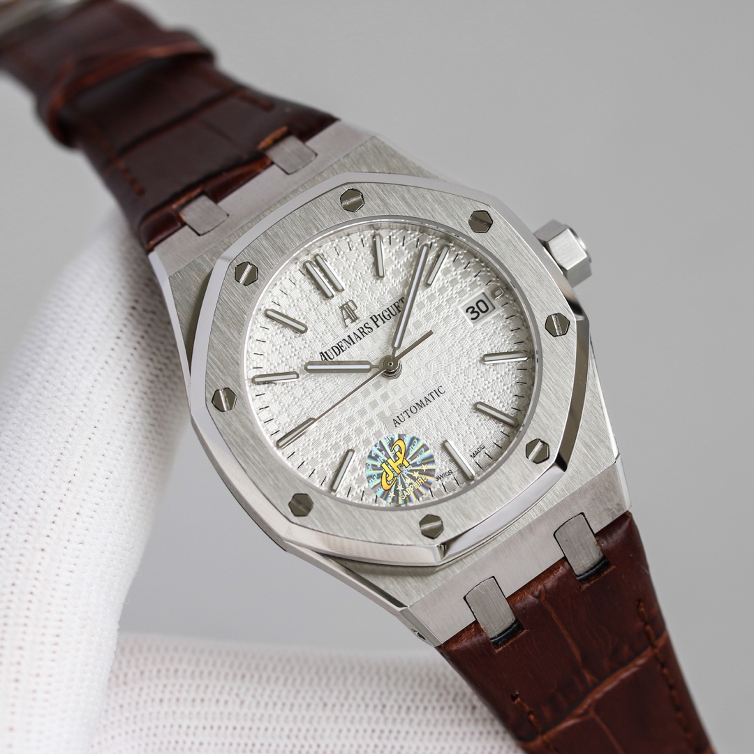 Audemars Piguet 全新呈现 1 圈口采用可拆卸结构 市场大部分版本圈口不能拆卸 2 升级解决厚度问题