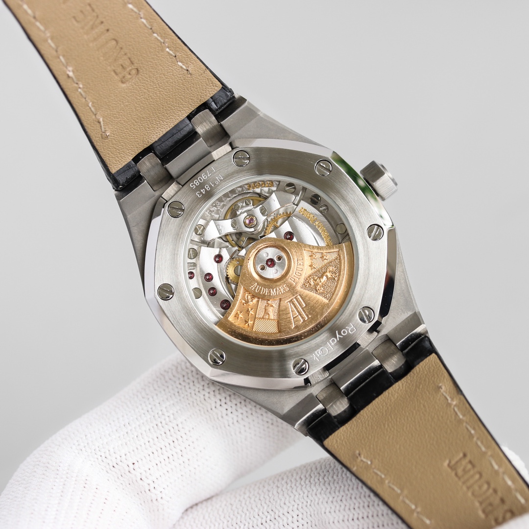 Audemars Piguet 全新呈现 1 圈口采用可拆卸结构 市场大部分版本圈口不能拆卸 2 升级解决厚度问题