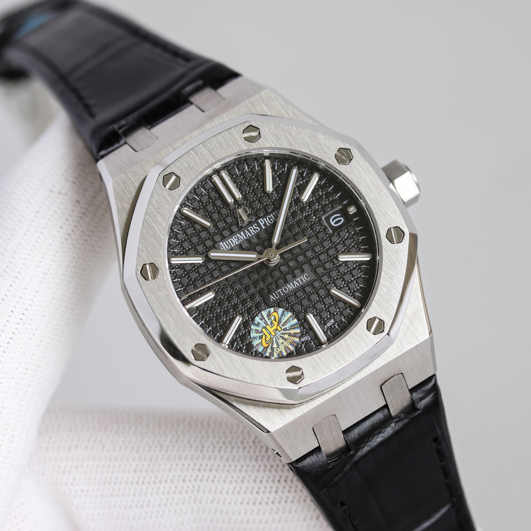 Audemars Piguet 全新呈现 1 圈口采用可拆卸结构 市场大部分版本圈口不能拆卸 2 升级解决厚度问题