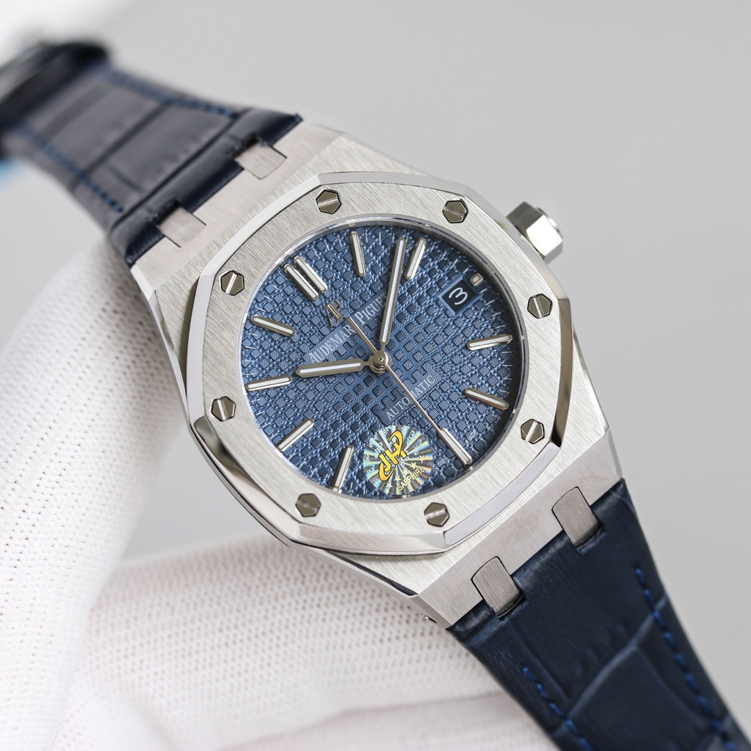 Audemars Piguet 全新呈现 1 圈口采用可拆卸结构 市场大部分版本圈口不能拆卸 2 升级解决厚度问题