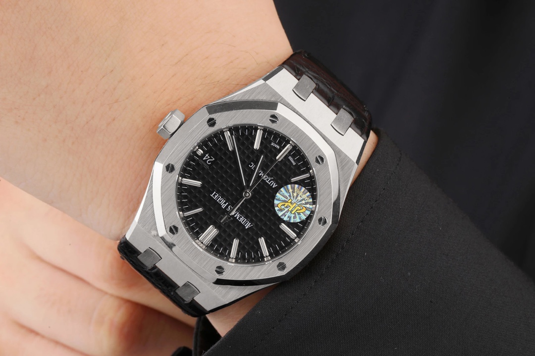 Audemars Piguet 全新呈现 1 圈口采用可拆卸结构 市场大部分版本圈口不能拆卸 2 升级解决厚度问题