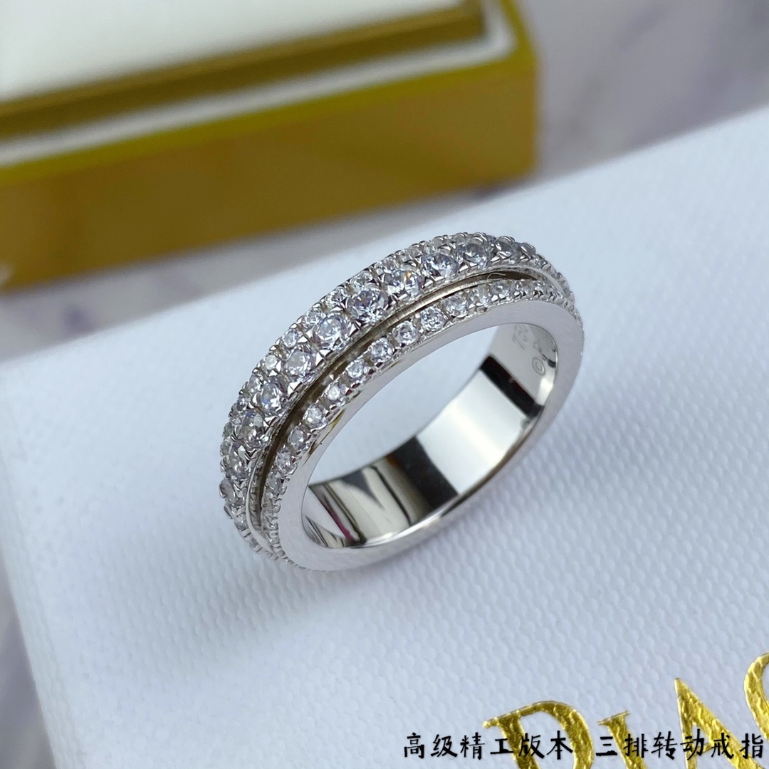 V金镀咪金 p145  码数678【伯爵】三排钻转动戒指✨✨✨
超A版本质量 [得意]🔺Piaget 伯爵🔺•⛓️排钻转动 戒指💍👫•旋转系列中的经典之作➰ 西方传说里有记载 -旋转- 其寓意为转运🎐🎐👫 当情感 事业 出现困难的时候 你可以轻轻转动这枚戒指😖也许会给你带来一想不到的惊喜哦😗 绝对让你惊艳 高端定制 钻戒 💕一比一logo 戒指🌳