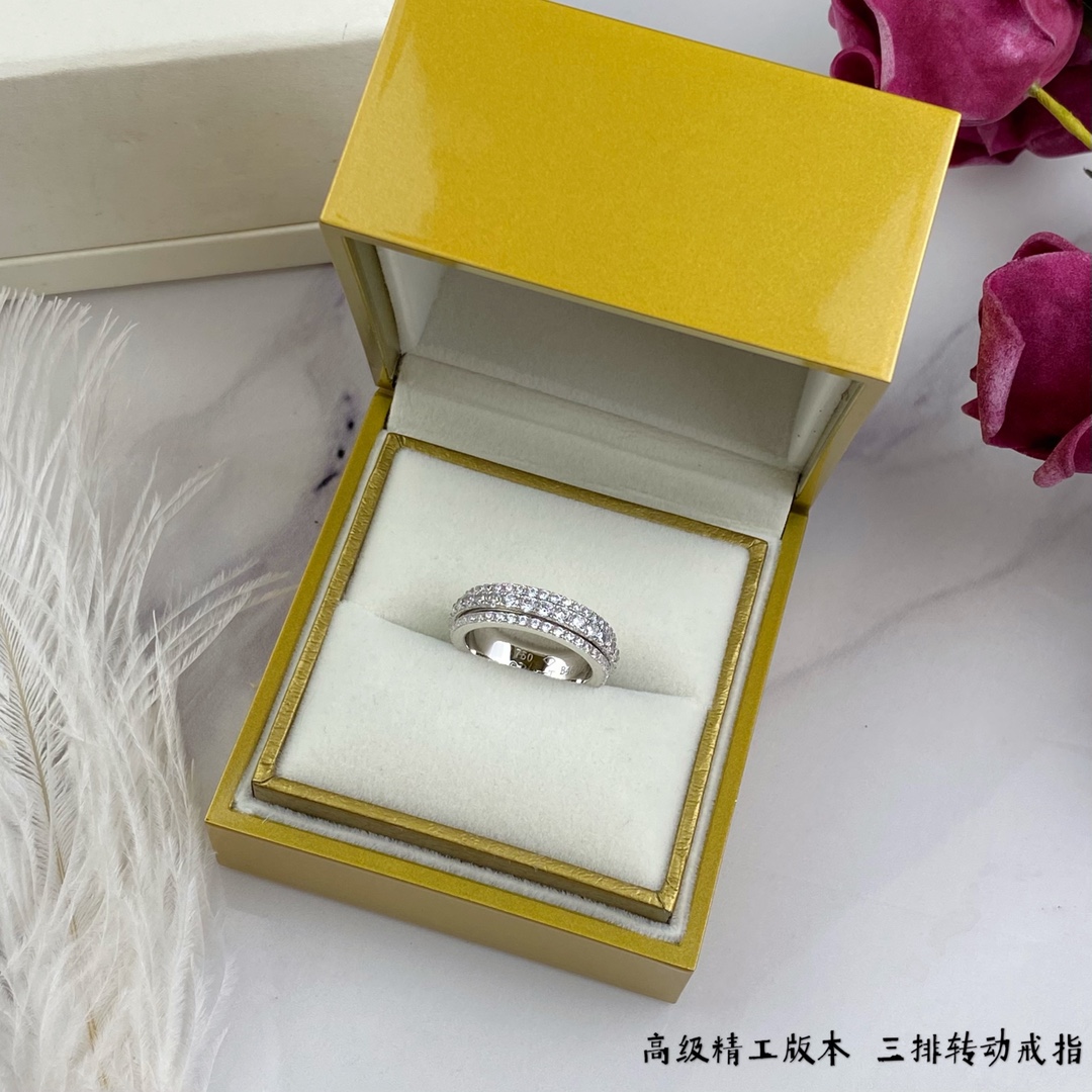 V金镀咪金 p145  码数678【伯爵】三排钻转动戒指✨✨✨
超A版本质量 [得意]🔺Piaget 伯爵🔺•⛓️排钻转动 戒指💍👫•旋转系列中的经典之作➰ 西方传说里有记载 -旋转- 其寓意为转运🎐🎐👫 当情感 事业 出现困难的时候 你可以轻轻转动这枚戒指😖也许会给你带来一想不到的惊喜哦😗 绝对让你惊艳 高端定制 钻戒 💕一比一logo 戒指🌳