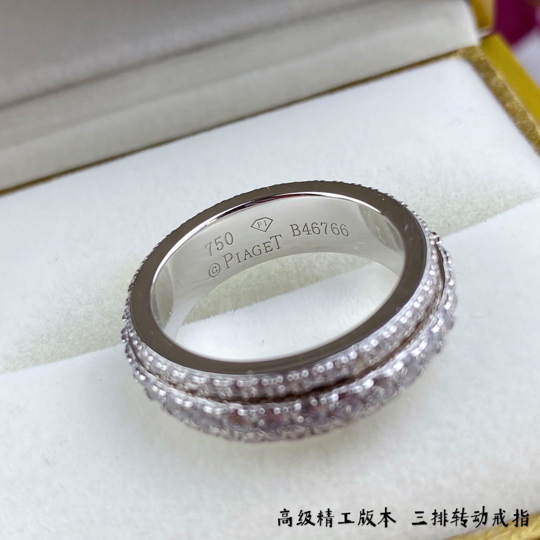 V金镀咪金 p145  码数678【伯爵】三排钻转动戒指✨✨✨
超A版本质量 [得意]🔺Piaget 伯爵🔺•⛓️排钻转动 戒指💍👫•旋转系列中的经典之作➰ 西方传说里有记载 -旋转- 其寓意为转运🎐🎐👫 当情感 事业 出现困难的时候 你可以轻轻转动这枚戒指😖也许会给你带来一想不到的惊喜哦😗 绝对让你惊艳 高端定制 钻戒 💕一比一logo 戒指🌳