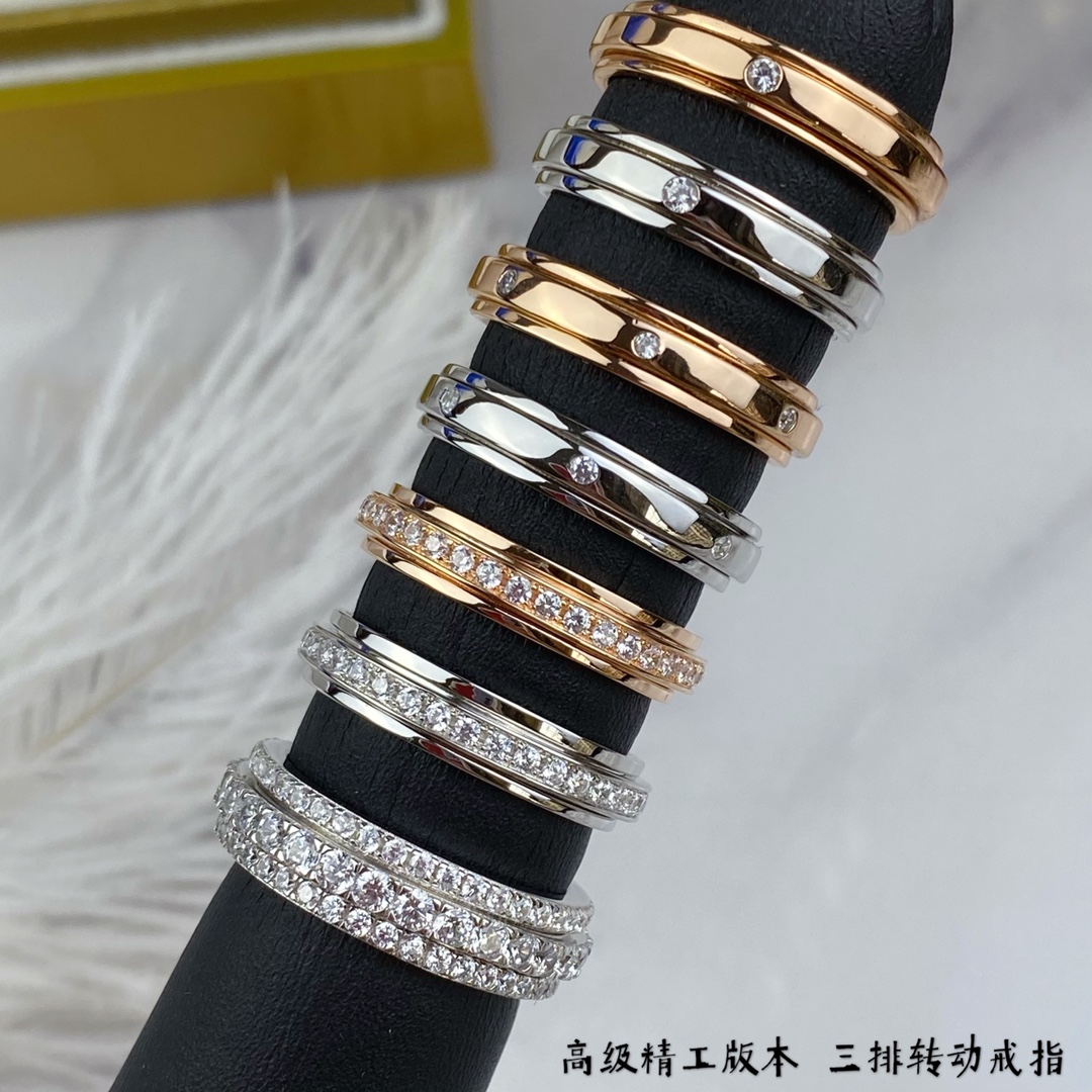 V金镀咪金 p145  码数678【伯爵】三排钻转动戒指✨✨✨
超A版本质量 [得意]🔺Piaget 伯爵🔺•⛓️排钻转动 戒指💍👫•旋转系列中的经典之作➰ 西方传说里有记载 -旋转- 其寓意为转运🎐🎐👫 当情感 事业 出现困难的时候 你可以轻轻转动这枚戒指😖也许会给你带来一想不到的惊喜哦😗 绝对让你惊艳 高端定制 钻戒 💕一比一logo 戒指🌳