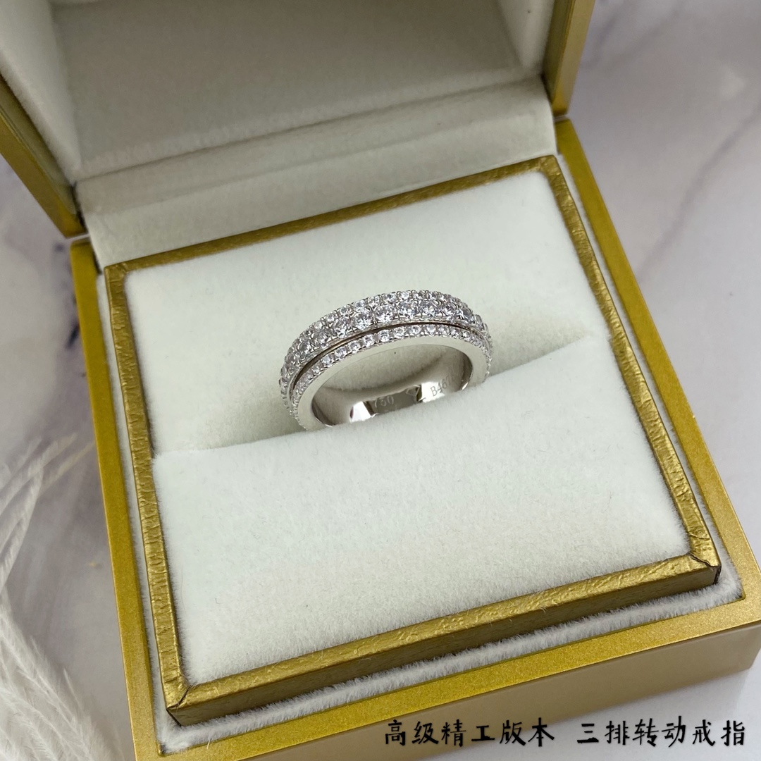 V金镀咪金 p145  码数678【伯爵】三排钻转动戒指✨✨✨
超A版本质量 [得意]🔺Piaget 伯爵🔺•⛓️排钻转动 戒指💍👫•旋转系列中的经典之作➰ 西方传说里有记载 -旋转- 其寓意为转运🎐🎐👫 当情感 事业 出现困难的时候 你可以轻轻转动这枚戒指😖也许会给你带来一想不到的惊喜哦😗 绝对让你惊艳 高端定制 钻戒 💕一比一logo 戒指🌳