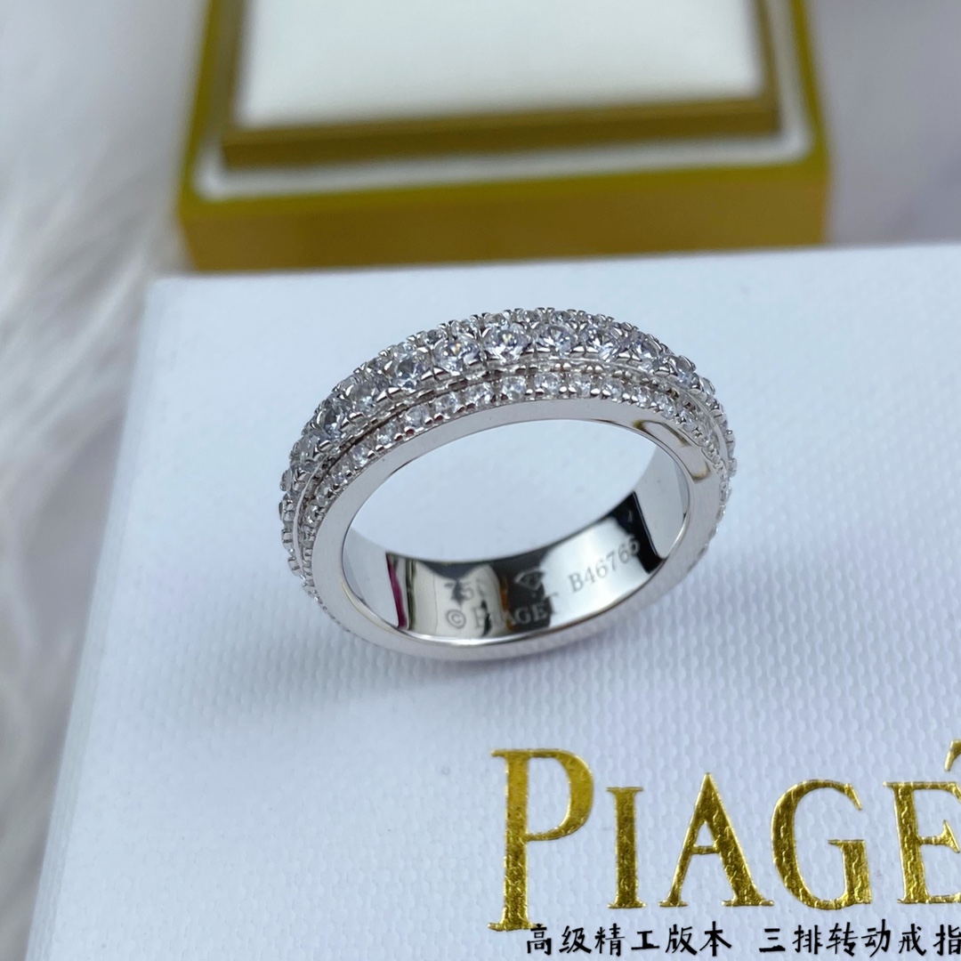 V金镀咪金 p145  码数678【伯爵】三排钻转动戒指✨✨✨
超A版本质量 [得意]🔺Piaget 伯爵🔺•⛓️排钻转动 戒指💍👫•旋转系列中的经典之作➰ 西方传说里有记载 -旋转- 其寓意为转运🎐🎐👫 当情感 事业 出现困难的时候 你可以轻轻转动这枚戒指😖也许会给你带来一想不到的惊喜哦😗 绝对让你惊艳 高端定制 钻戒 💕一比一logo 戒指🌳