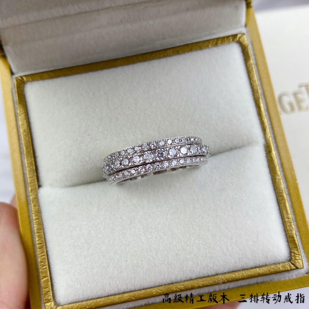 V金镀咪金 p145  码数678【伯爵】三排钻转动戒指✨✨✨
超A版本质量 [得意]🔺Piaget 伯爵🔺•⛓️排钻转动 戒指💍👫•旋转系列中的经典之作➰ 西方传说里有记载 -旋转- 其寓意为转运🎐🎐👫 当情感 事业 出现困难的时候 你可以轻轻转动这枚戒指😖也许会给你带来一想不到的惊喜哦😗 绝对让你惊艳 高端定制 钻戒 💕一比一logo 戒指🌳